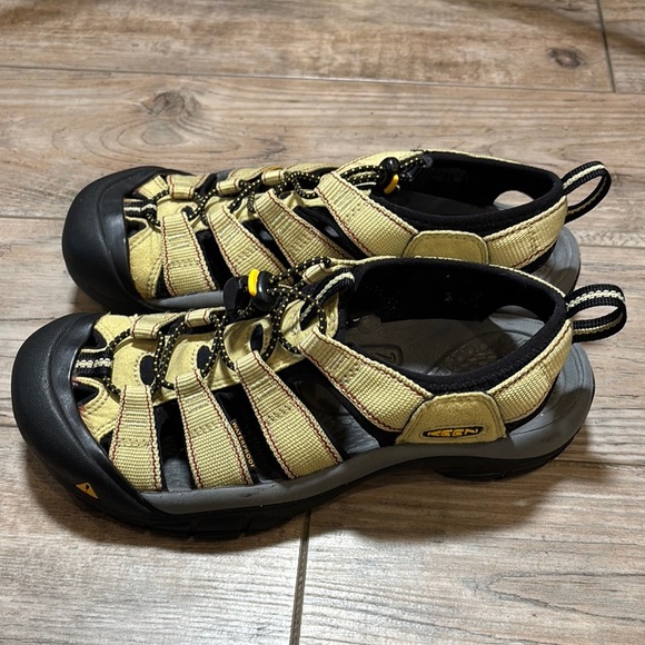 Keen Woman’s Yellow and Black Waterproof Outdoor Hiking Sandals Size 7 - Picture 5 of 10